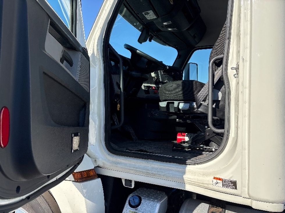 Day Cab Tractor-Heavy Duty Tractors-Freightliner-2019-T12664ST-Eden-MD-422,547\n\t\tmiles-$ 46,500 - Image 9