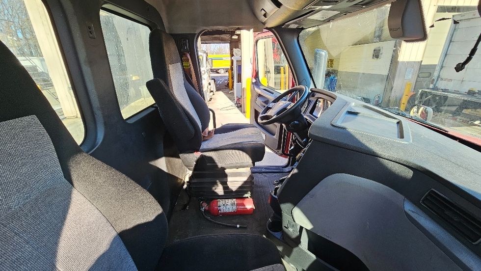 Day Cab Tractor-Heavy Duty Tractors-Freightliner-2019-T12664ST-Edison-NJ-265,710\n\t\tmiles-$ 50,000 - Image 14