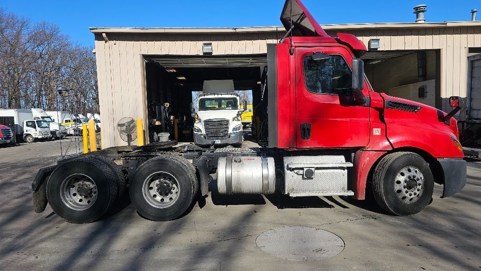 Day Cab Tractor-Heavy Duty Tractors-Freightliner-2019-T12664ST-Edison-NJ-265,710\n\t\tmiles-$ 50,000 - Image 8