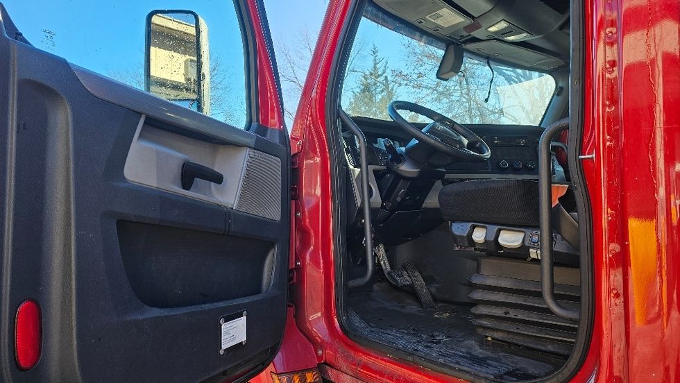Day Cab Tractor-Heavy Duty Tractors-Freightliner-2019-T12664ST-Edison-NJ-265,710\n\t\tmiles-$ 50,000 - Image 9