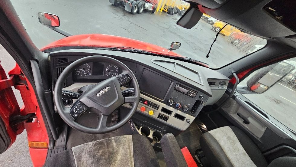 Day Cab Tractor-Heavy Duty Tractors-Freightliner-2019-T12664ST-Edison-NJ-267,341\n\t\tmiles-$ 58,000 - Image 11