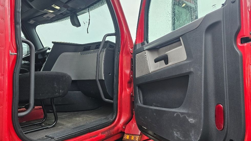 Day Cab Tractor-Heavy Duty Tractors-Freightliner-2019-T12664ST-Edison-NJ-267,341\n\t\tmiles-$ 58,000 - Image 12