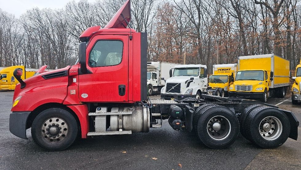 Day Cab Tractor-Heavy Duty Tractors-Freightliner-2019-T12664ST-Edison-NJ-267,341\n\t\tmiles-$ 58,000 - Image 4