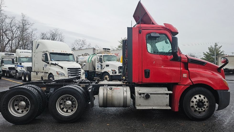Day Cab Tractor-Heavy Duty Tractors-Freightliner-2019-T12664ST-Edison-NJ-267,341\n\t\tmiles-$ 58,000 - Image 8