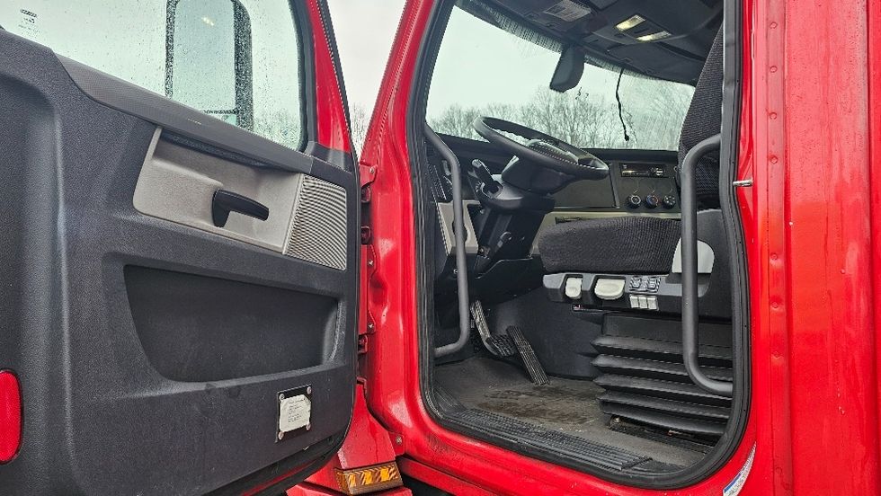 Day Cab Tractor-Heavy Duty Tractors-Freightliner-2019-T12664ST-Edison-NJ-267,341\n\t\tmiles-$ 58,000 - Image 9