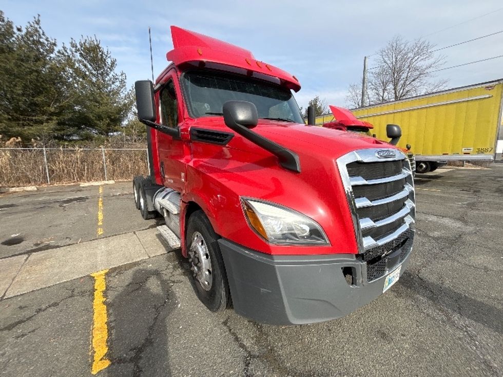 Day Cab Tractor-Heavy Duty Tractors-Freightliner-2019-T12664ST-Edison-NJ-276,584\n\t\tmiles-$ 49,500 - Image 1