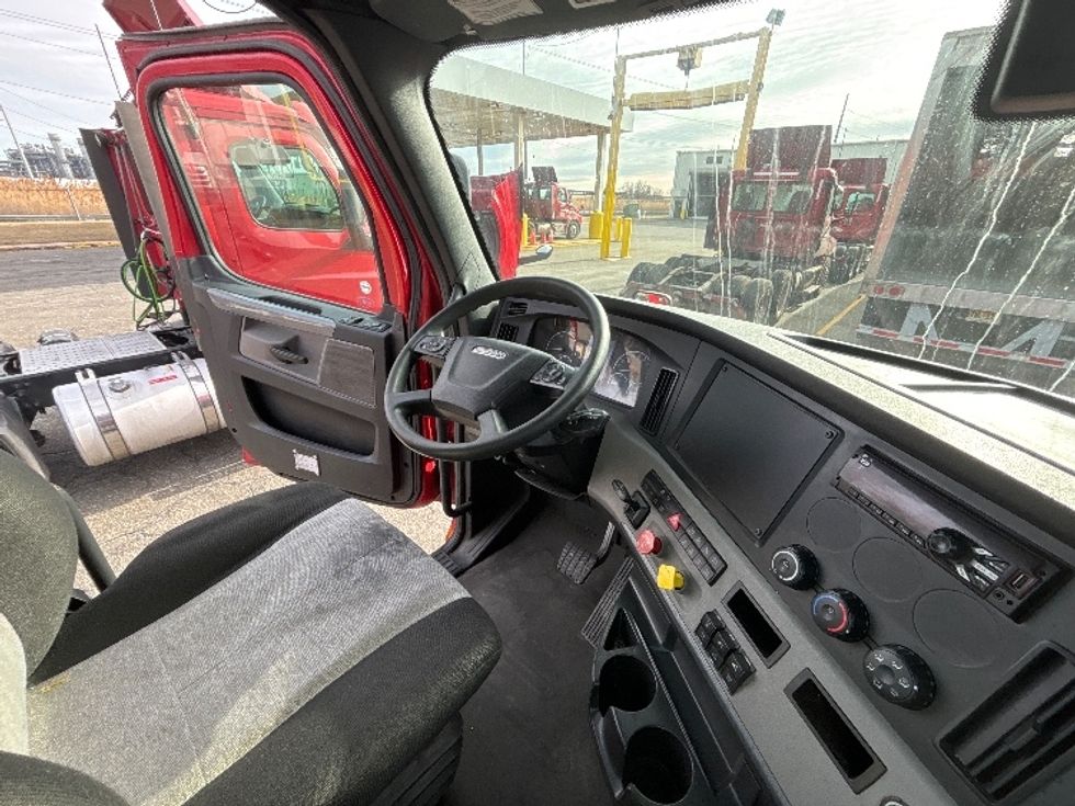 Day Cab Tractor-Heavy Duty Tractors-Freightliner-2019-T12664ST-Edison-NJ-276,584\n\t\tmiles-$ 49,500 - Image 14