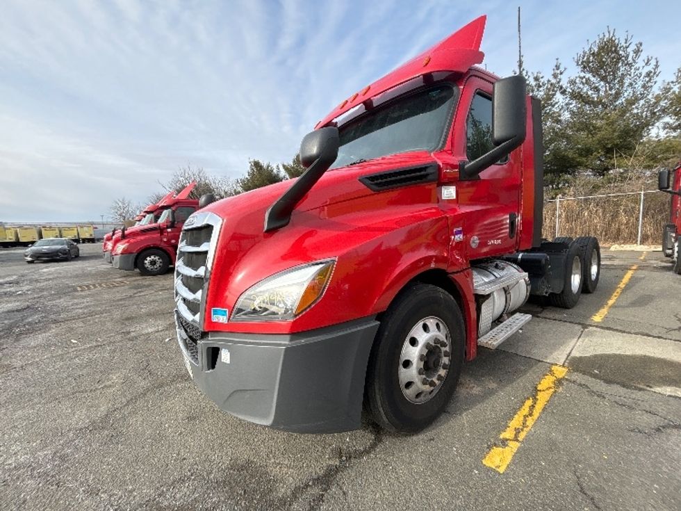 Day Cab Tractor-Heavy Duty Tractors-Freightliner-2019-T12664ST-Edison-NJ-276,584\n\t\tmiles-$ 49,500 - Image 3