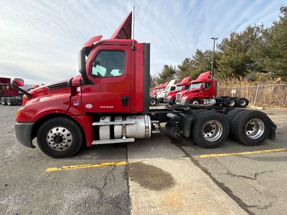 Day Cab Tractor-Heavy Duty Tractors-Freightliner-2019-T12664ST-Edison-NJ-276,584\n\t\tmiles-$ 49,500 - Image 4