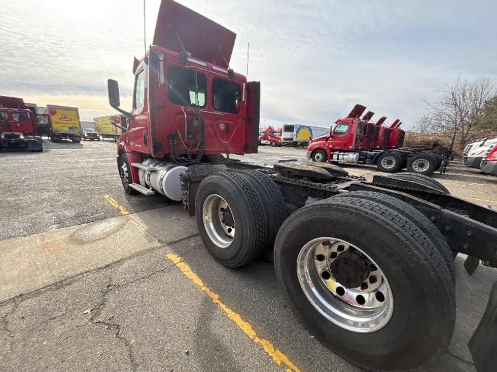 Day Cab Tractor-Heavy Duty Tractors-Freightliner-2019-T12664ST-Edison-NJ-276,584\n\t\tmiles-$ 49,500 - Image 5