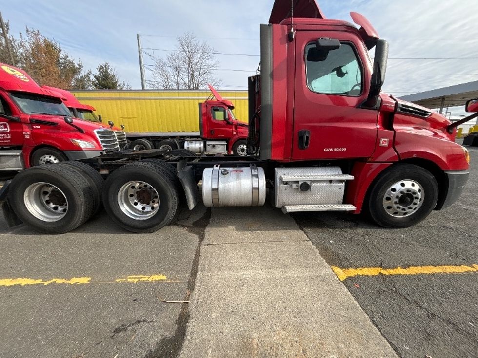 Day Cab Tractor-Heavy Duty Tractors-Freightliner-2019-T12664ST-Edison-NJ-276,584\n\t\tmiles-$ 49,500 - Image 8