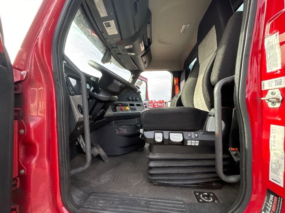 Day Cab Tractor-Heavy Duty Tractors-Freightliner-2019-T12664ST-Edison-NJ-276,584\n\t\tmiles-$ 49,500 - Image 9