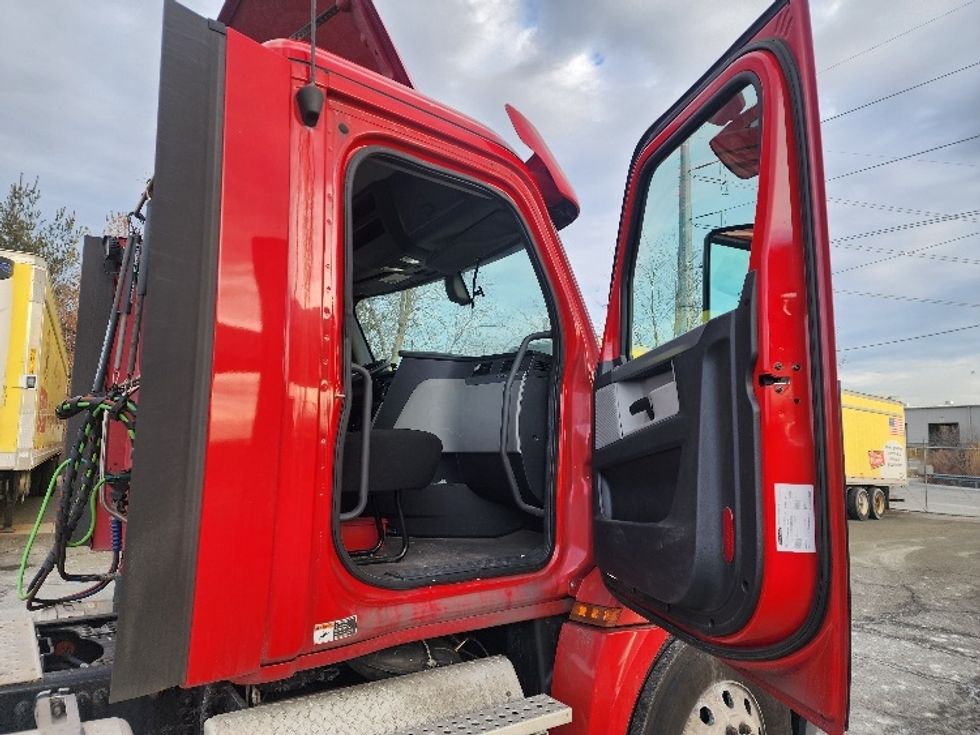 Day Cab Tractor-Heavy Duty Tractors-Freightliner-2019-T12664ST-Edison-NJ-277,022\n\t\tmiles-$ 53,500 - Image 12