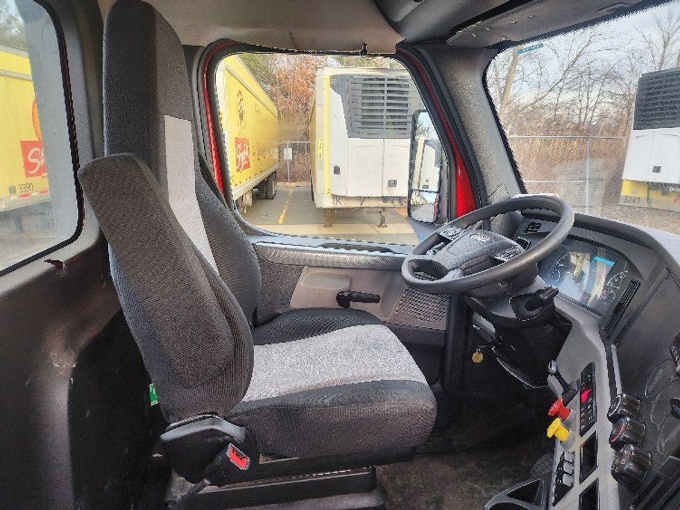 Day Cab Tractor-Heavy Duty Tractors-Freightliner-2019-T12664ST-Edison-NJ-277,022\n\t\tmiles-$ 53,500 - Image 14