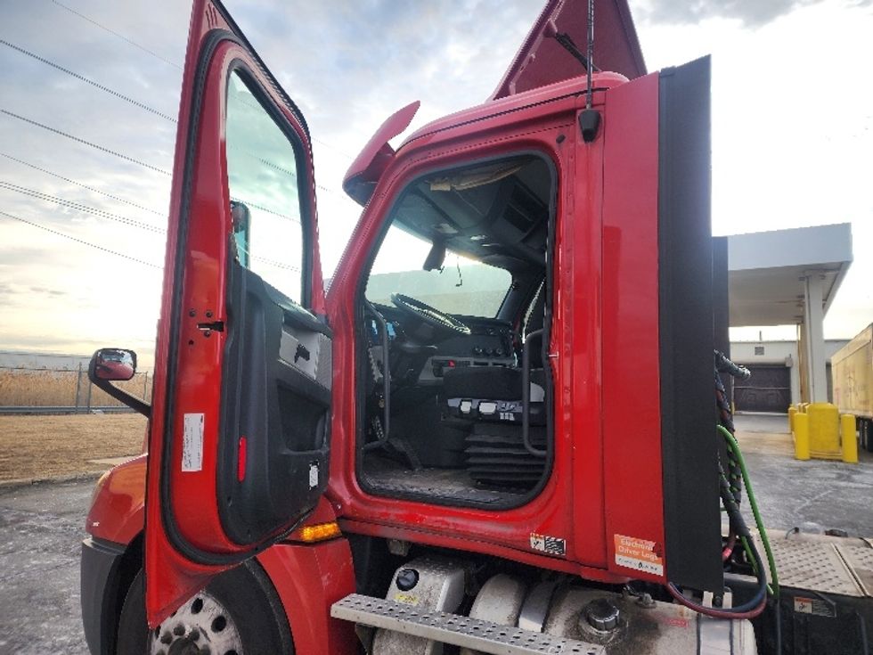 Day Cab Tractor-Heavy Duty Tractors-Freightliner-2019-T12664ST-Edison-NJ-277,022\n\t\tmiles-$ 53,500 - Image 9
