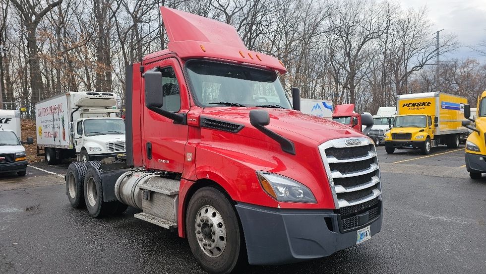Day Cab Tractor-Heavy Duty Tractors-Freightliner-2019-T12664ST-Edison-NJ-290,462\n\t\tmiles-$ 52,500 - Image 1