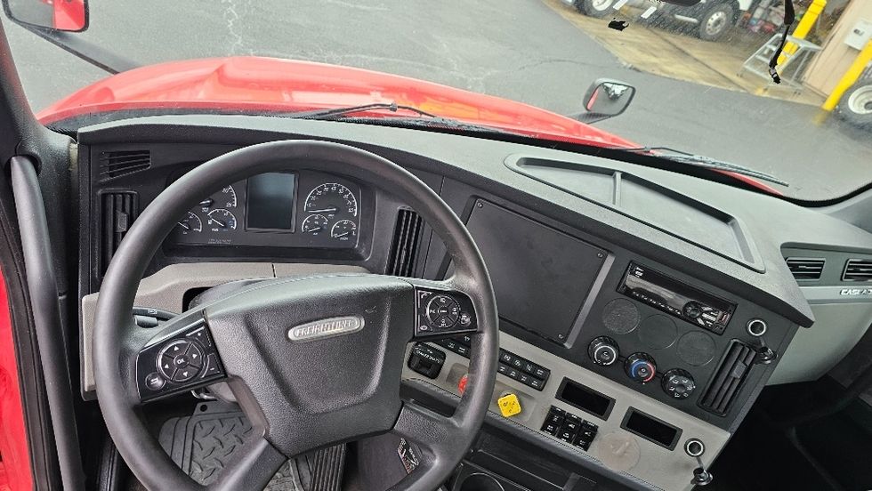 Day Cab Tractor-Heavy Duty Tractors-Freightliner-2019-T12664ST-Edison-NJ-290,462\n\t\tmiles-$ 52,500 - Image 11