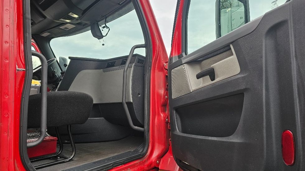 Day Cab Tractor-Heavy Duty Tractors-Freightliner-2019-T12664ST-Edison-NJ-290,462\n\t\tmiles-$ 52,500 - Image 12