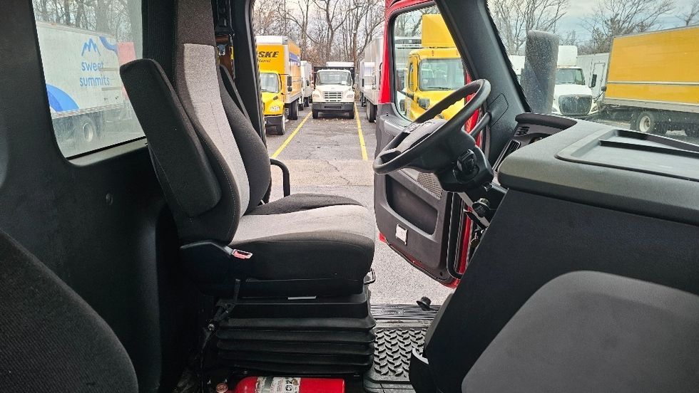 Day Cab Tractor-Heavy Duty Tractors-Freightliner-2019-T12664ST-Edison-NJ-290,462\n\t\tmiles-$ 52,500 - Image 14