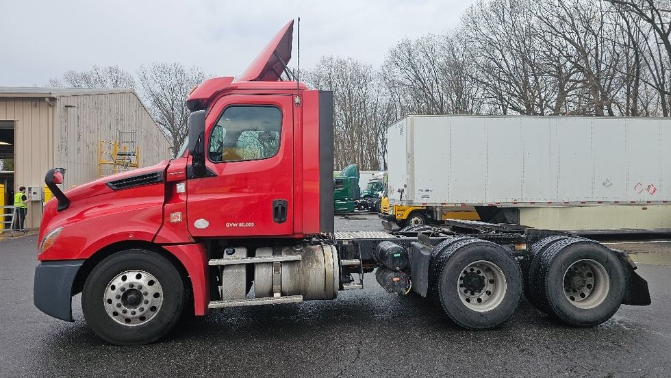 Day Cab Tractor-Heavy Duty Tractors-Freightliner-2019-T12664ST-Edison-NJ-290,462\n\t\tmiles-$ 52,500 - Image 4