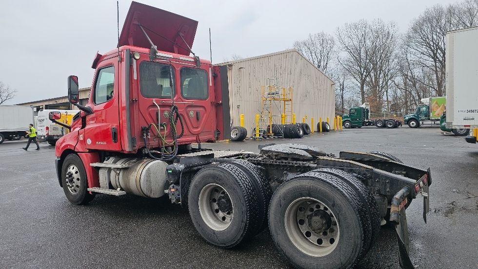 Day Cab Tractor-Heavy Duty Tractors-Freightliner-2019-T12664ST-Edison-NJ-290,462\n\t\tmiles-$ 52,500 - Image 5