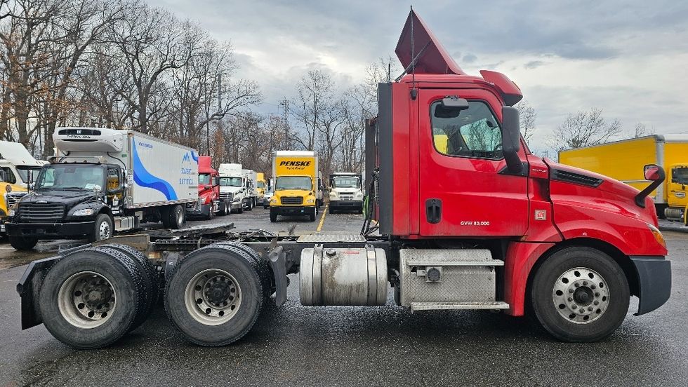 Day Cab Tractor-Heavy Duty Tractors-Freightliner-2019-T12664ST-Edison-NJ-290,462\n\t\tmiles-$ 52,500 - Image 8