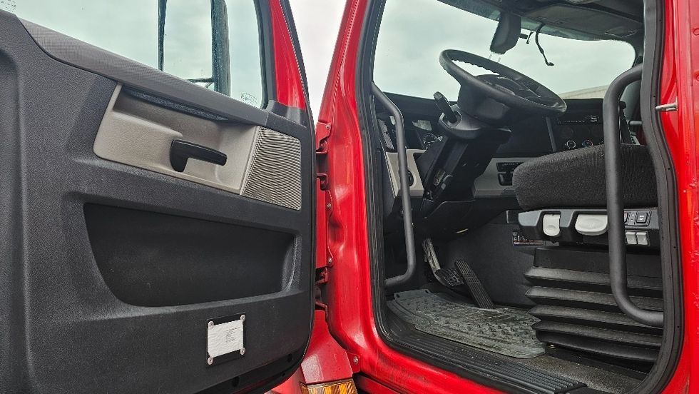 Day Cab Tractor-Heavy Duty Tractors-Freightliner-2019-T12664ST-Edison-NJ-290,462\n\t\tmiles-$ 52,500 - Image 9