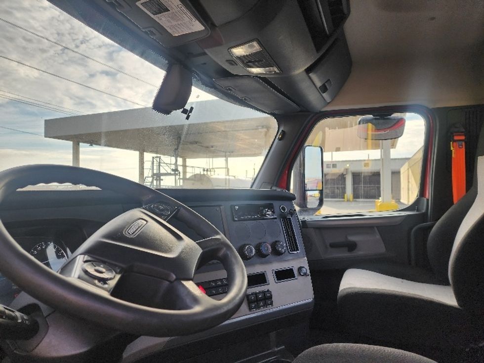 Day Cab Tractor-Heavy Duty Tractors-Freightliner-2019-T12664ST-Edison-NJ-319,672\n\t\tmiles-$ 51,250 - Image 10