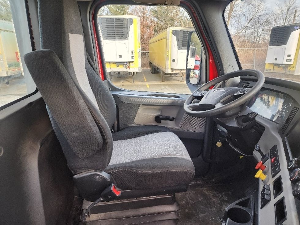 Day Cab Tractor-Heavy Duty Tractors-Freightliner-2019-T12664ST-Edison-NJ-319,672\n\t\tmiles-$ 51,250 - Image 14
