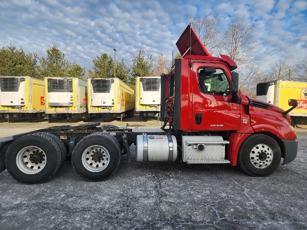 Day Cab Tractor-Heavy Duty Tractors-Freightliner-2019-T12664ST-Edison-NJ-319,672\n\t\tmiles-$ 51,250 - Image 8