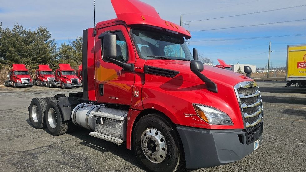 Day Cab Tractor-Heavy Duty Tractors-Freightliner-2019-T12664ST-Edison-NJ-350,691\n\t\tmiles-$ 45,250 - Image 1