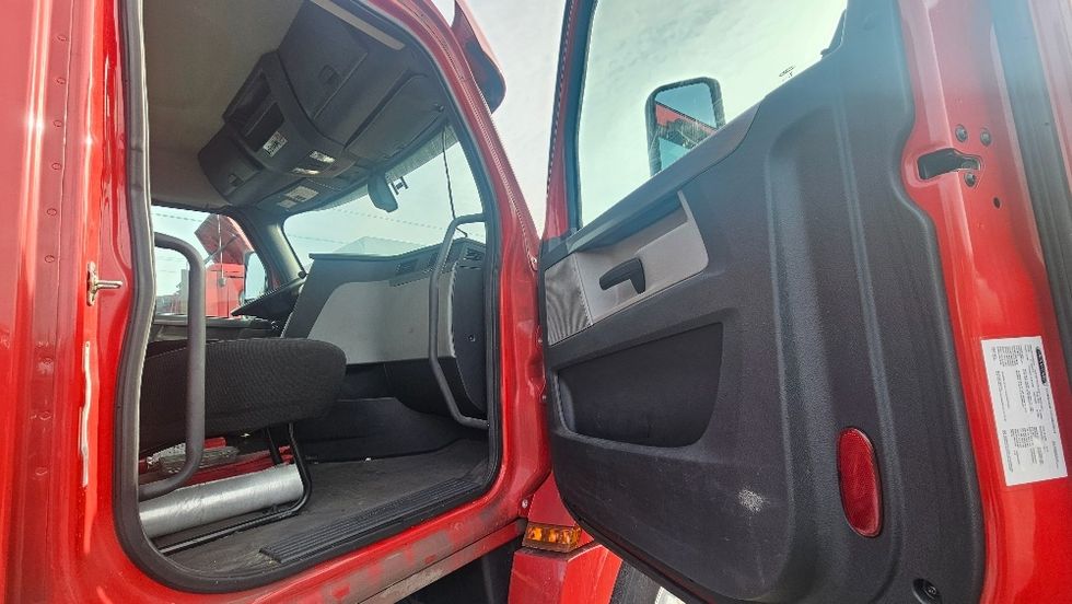 Day Cab Tractor-Heavy Duty Tractors-Freightliner-2019-T12664ST-Edison-NJ-350,691\n\t\tmiles-$ 45,250 - Image 12