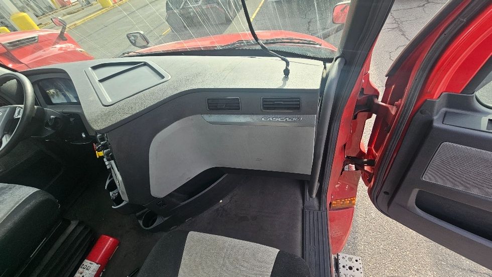 Day Cab Tractor-Heavy Duty Tractors-Freightliner-2019-T12664ST-Edison-NJ-350,691\n\t\tmiles-$ 45,250 - Image 13
