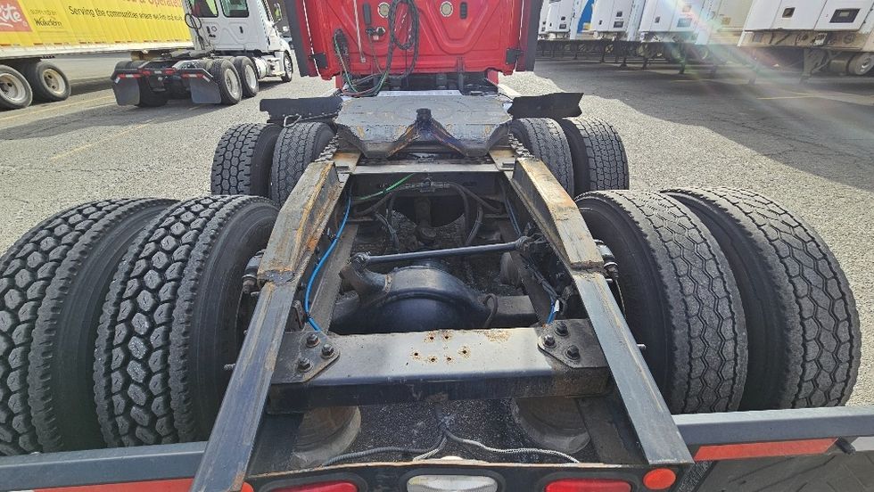 Day Cab Tractor-Heavy Duty Tractors-Freightliner-2019-T12664ST-Edison-NJ-350,691\n\t\tmiles-$ 45,250 - Image 6