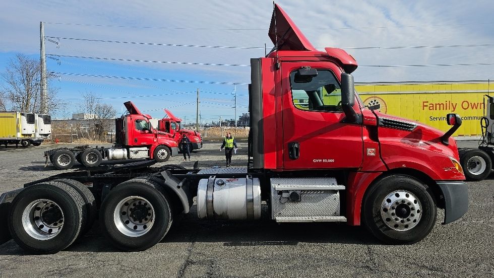 Day Cab Tractor-Heavy Duty Tractors-Freightliner-2019-T12664ST-Edison-NJ-350,691\n\t\tmiles-$ 45,250 - Image 8