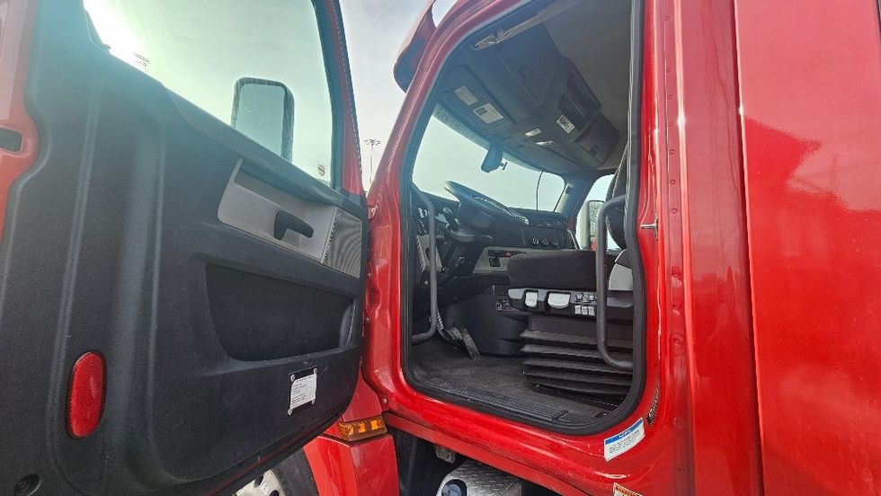 Day Cab Tractor-Heavy Duty Tractors-Freightliner-2019-T12664ST-Edison-NJ-350,691\n\t\tmiles-$ 45,250 - Image 9