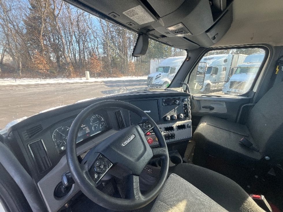 Day Cab Tractor-Heavy Duty Tractors-Freightliner-2019-T12664ST-Edison-NJ-388,133\n\t\tmiles-$ 34,500 - Image 10