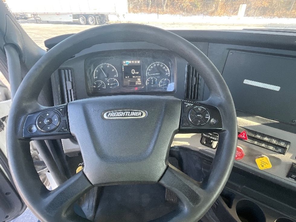 Day Cab Tractor-Heavy Duty Tractors-Freightliner-2019-T12664ST-Edison-NJ-388,133\n\t\tmiles-$ 34,500 - Image 11
