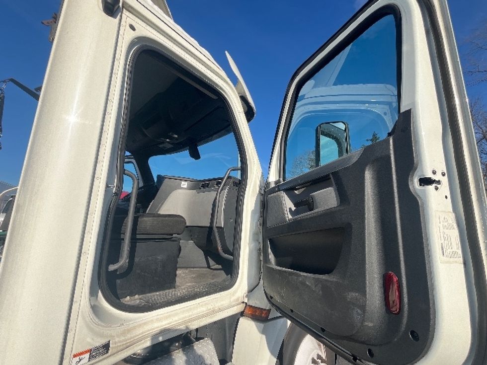 Day Cab Tractor-Heavy Duty Tractors-Freightliner-2019-T12664ST-Edison-NJ-388,133\n\t\tmiles-$ 34,500 - Image 12