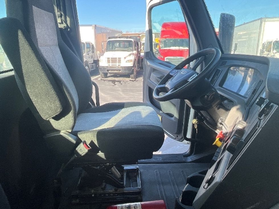 Day Cab Tractor-Heavy Duty Tractors-Freightliner-2019-T12664ST-Edison-NJ-388,133\n\t\tmiles-$ 34,500 - Image 14
