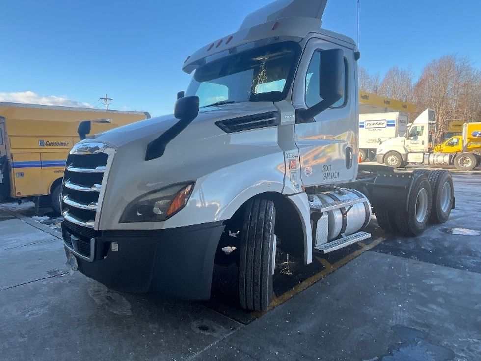 Day Cab Tractor-Heavy Duty Tractors-Freightliner-2019-T12664ST-Edison-NJ-388,133\n\t\tmiles-$ 34,500 - Image 3