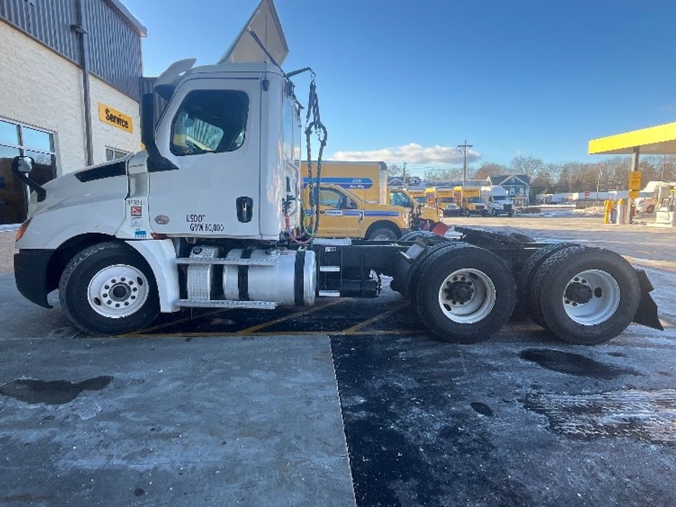 Day Cab Tractor-Heavy Duty Tractors-Freightliner-2019-T12664ST-Edison-NJ-388,133\n\t\tmiles-$ 34,500 - Image 4
