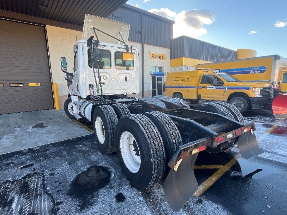 Day Cab Tractor-Heavy Duty Tractors-Freightliner-2019-T12664ST-Edison-NJ-388,133\n\t\tmiles-$ 34,500 - Image 5