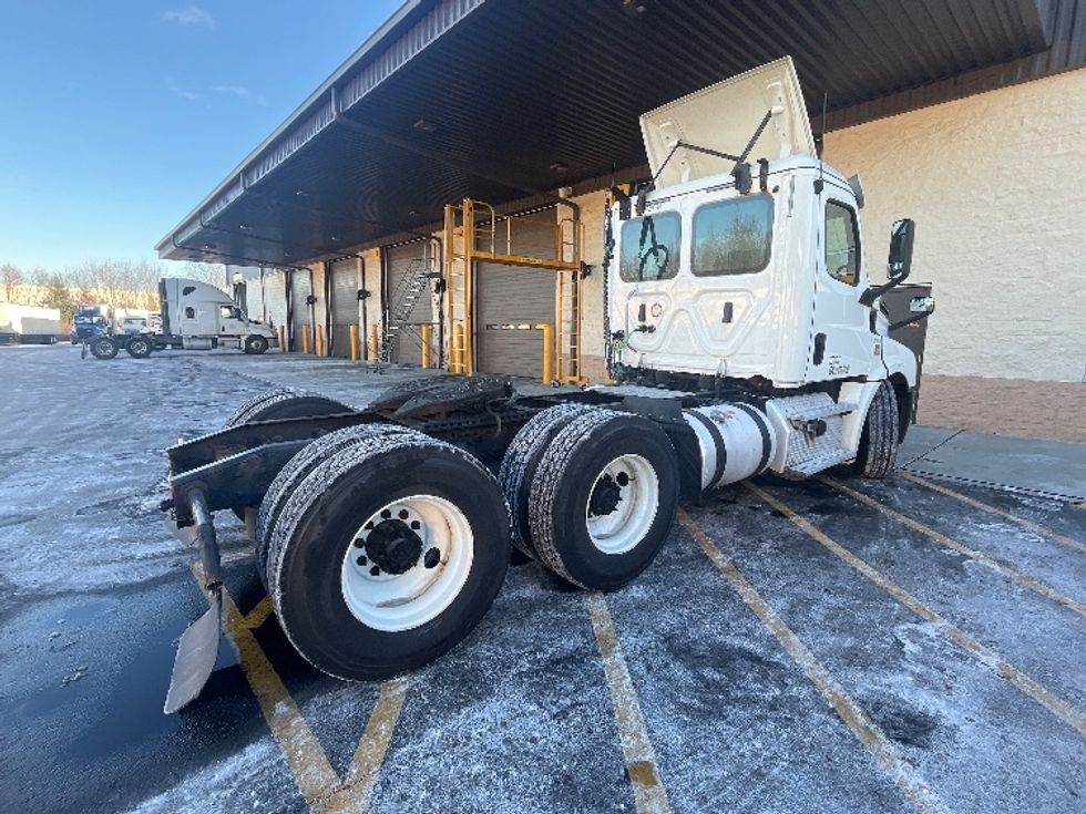 Day Cab Tractor-Heavy Duty Tractors-Freightliner-2019-T12664ST-Edison-NJ-388,133\n\t\tmiles-$ 34,500 - Image 7