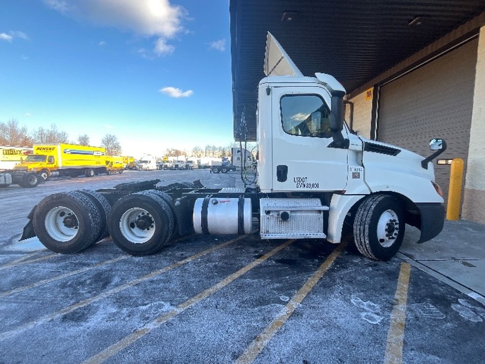 Day Cab Tractor-Heavy Duty Tractors-Freightliner-2019-T12664ST-Edison-NJ-388,133\n\t\tmiles-$ 34,500 - Image 8