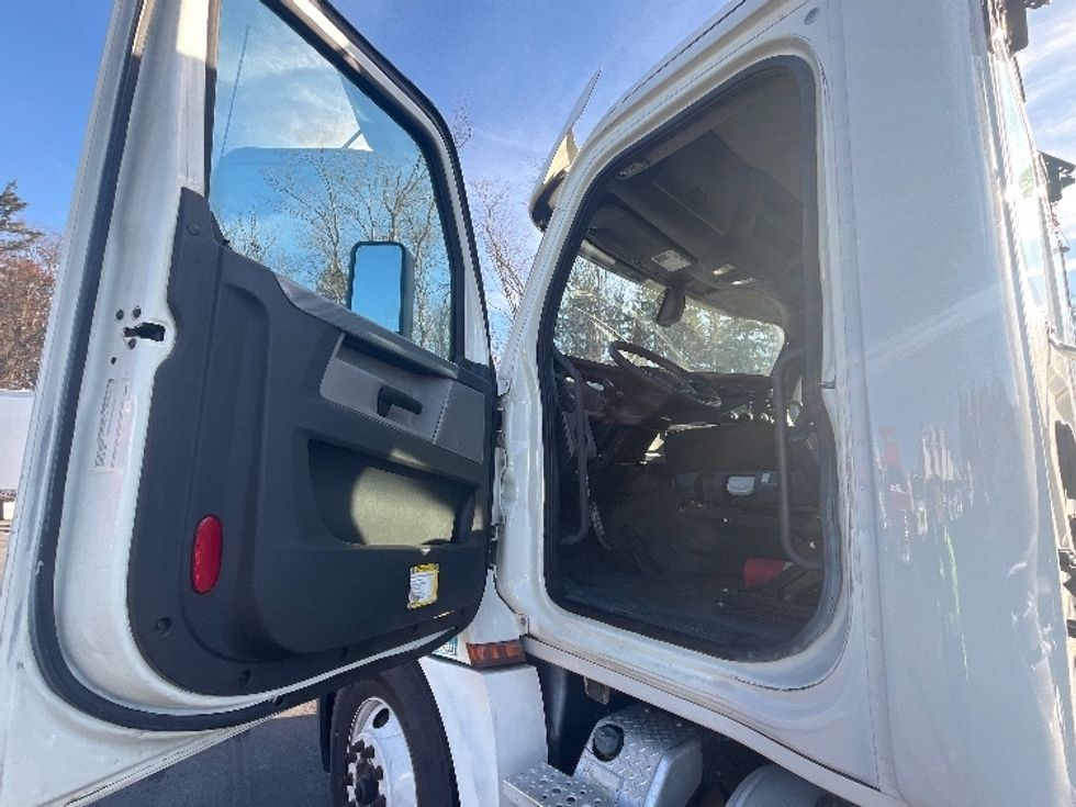 Day Cab Tractor-Heavy Duty Tractors-Freightliner-2019-T12664ST-Edison-NJ-388,133\n\t\tmiles-$ 34,500 - Image 9