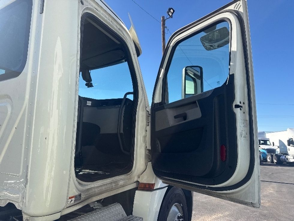 Day Cab Tractor-Heavy Duty Tractors-Freightliner-2019-T12664ST-El Paso-TX-221,983\n\t\tmiles-$ 57,500 - Image 12