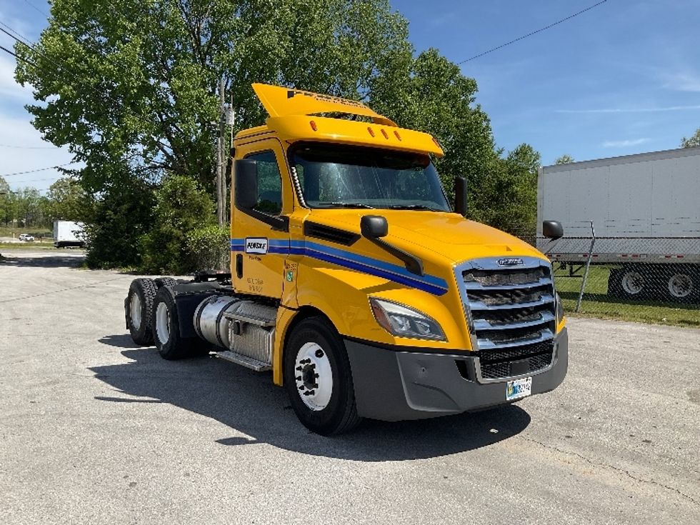 Day Cab Tractor-Heavy Duty Tractors-Freightliner-2019-T12664ST-El Paso-TX-319,660\n\t\tmiles-$ 54,750 - Image 1