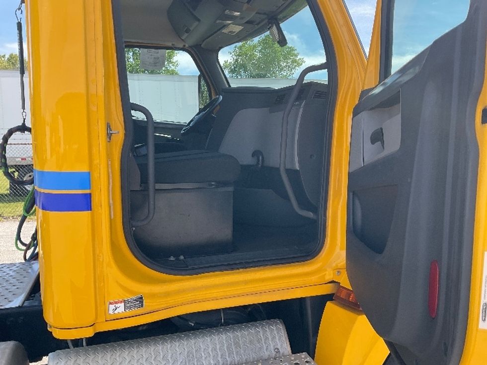 Day Cab Tractor-Heavy Duty Tractors-Freightliner-2019-T12664ST-El Paso-TX-319,660\n\t\tmiles-$ 54,750 - Image 12