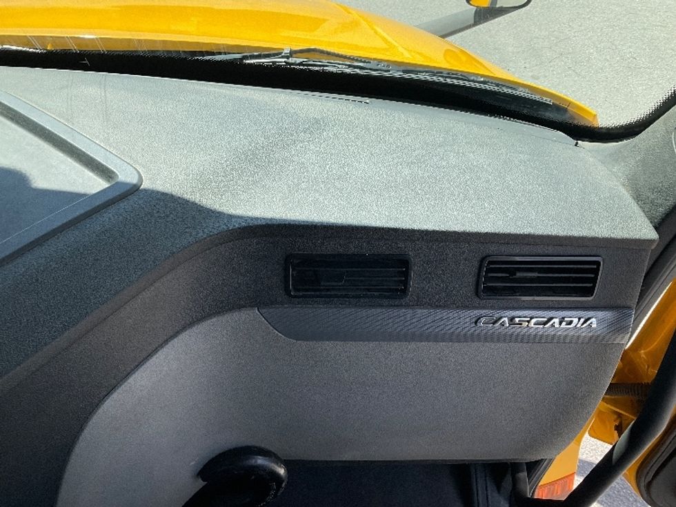 Day Cab Tractor-Heavy Duty Tractors-Freightliner-2019-T12664ST-El Paso-TX-319,660\n\t\tmiles-$ 54,750 - Image 13